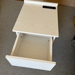 コンセント付きサイドテーブルの画像