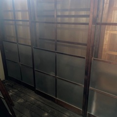 古い家の昔のガラス戸、ガラス窓の画像