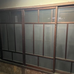 古い家の昔のガラス戸、ガラス窓の画像