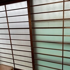 古い家の昔のガラス戸、ガラス窓の画像