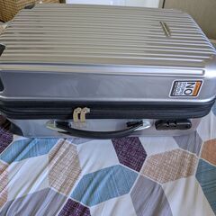 Hardcase carry-on suitcase. No Wheels!!!の画像