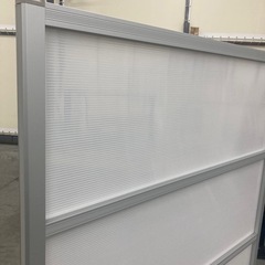 【OF-74】人気 コマニー ソラパスシリーズ 自立パーテーション 横幅120cm 仕切り 半透明　検)事務机 オフィス チェア　会議 椅子　ロッカー　ミーティングテーブル　応接ソファ 店舗 事務所 什器　書庫 本棚 ラック デスク スチール 美品多数 格安 【中古オフィス家具】の画像