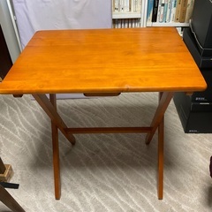 折りたたみテーブルの画像