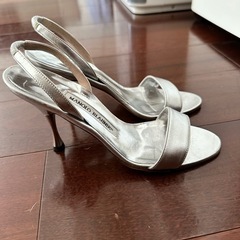 マノロブラニク　キャロライン　サンダル　シルバーの画像