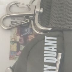 【新品未使用】デイジードール by マリークヮント　2Way　ショルダーバッグ　カーキ　ナイロンバッグ　カーキショルダーバッグ、ロゴ付き　DAISY DOLL by MARY QUANT　251110-5Yの画像