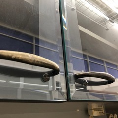 【ドリーム川西店限定】☆ジモティー見たよ割引☆ 3枚ガラス扉オープンボード GRY ▲使用感あり クリーニング済み 【2125620000002259】の画像