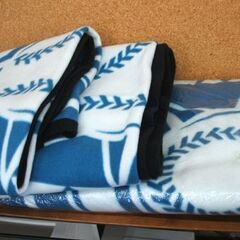 北海道 日本ハム ファイターズ　ブランケット・着る毛布（ポンチョ） 5点セット 旧ロゴデザイン 公式グッズ 観戦 応援 プロ野球　防寒　☆ PayPay(ペイペイ)決済可能 ☆ 札幌市 豊平区 平岸 平岸店の画像