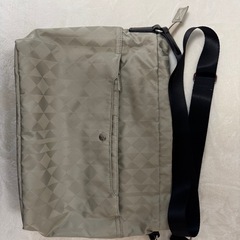 外側にファスナーポケットが多く軽いバッグです
の画像