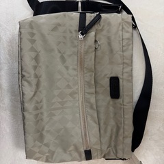 外側にファスナーポケットが多く軽いバッグです
の画像