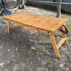 折りたためるアウトドアテーブルの画像