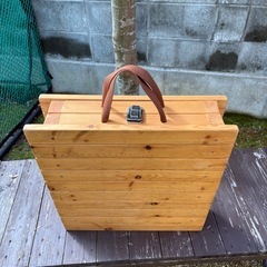 折りたためるアウトドアテーブルの画像