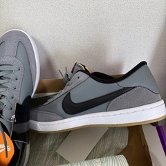 NIKE SB グレー スニーカーの画像