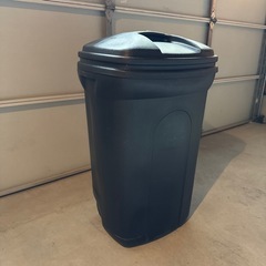 大容量ゴミ箱　屋外　蓋付きの画像