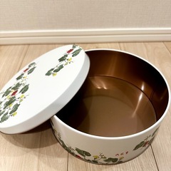 【無料】六花亭の缶（かぼちゃの花柄）の画像