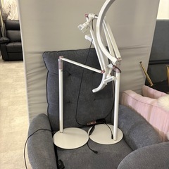 リクライニングベット2台とライト2個の画像