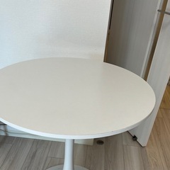 カフェテーブルの画像