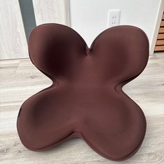 s t yle ブラウン バタフライ型 姿勢矯正クッションの画像