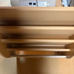 表紙が見える 絵本棚の画像