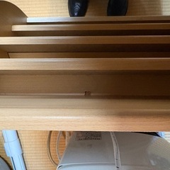 表紙が見える 絵本棚の画像