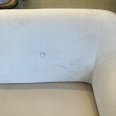 サ2511-148 2人掛けソファ 脚付き アイボリー ファブリックタイプ キズ汚れ有りの画像
