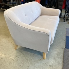 サ2511-148 2人掛けソファ 脚付き アイボリー ファブリックタイプ キズ汚れ有りの画像