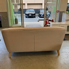 サ2511-148 2人掛けソファ 脚付き アイボリー ファブリックタイプ キズ汚れ有りの画像