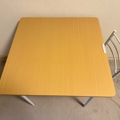 四角形テーブル、一つ椅子つけ付けの画像