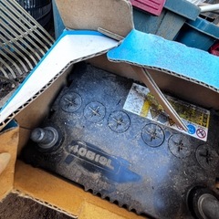 決定済　車の機材？バッテリーと鎖と工具の画像