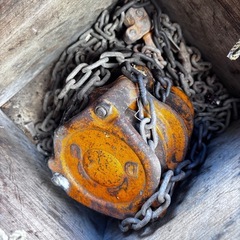 決定済　車の機材？バッテリーと鎖と工具の画像