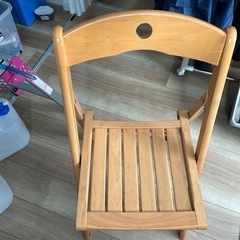 テーブルと椅子のセットの画像