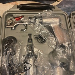 機械用エアーツール 71点 エアーツールキット エアーインパクトレンチ エアーハンマー ホース継手ツールキット 収納ケース付 シルバー ワンサイズの画像