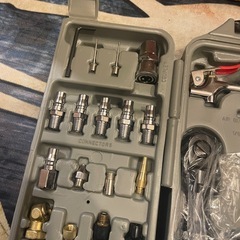 機械用エアーツール 71点 エアーツールキット エアーインパクトレンチ エアーハンマー ホース継手ツールキット 収納ケース付 シルバー ワンサイズの画像