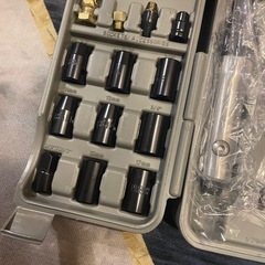 機械用エアーツール 71点 エアーツールキット エアーインパクトレンチ エアーハンマー ホース継手ツールキット 収納ケース付 シルバー ワンサイズの画像