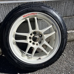 スタッドレスタイヤとホイルセット
の画像