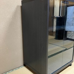 【直接引取】ガラスキャビネット　キャスター付き　黒の画像
