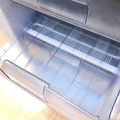 ss7915　アイリスオーヤマ 冷凍庫 85L IUSD-9B-W ホワイト 取扱説明書付 IRISOHYAMA フリーザー 1ドア 白 縦型 前開き 右開き 4段 引出4杯 引出収納 セカンド冷凍庫 中古の画像