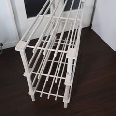 白い木製棚の画像
