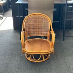 店頭引き渡し 中古 ラタン 籐 椅子 回転式 チェア 家具の画像