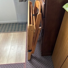 テーブルと椅子のセットの画像