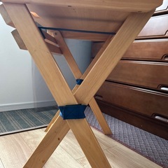 テーブルと椅子のセットの画像