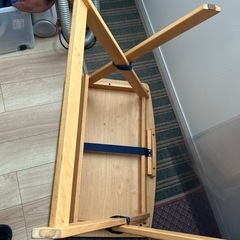 テーブルと椅子のセットの画像