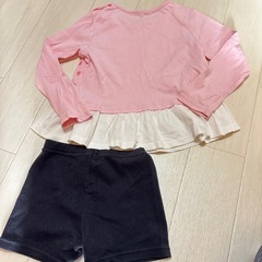 長袖Tシャツ 120cmと下に履くペチパンツの画像