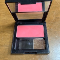 １個300円アイシャドウとパウダーの画像