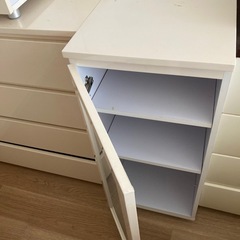 11月15,16日引き取り希望　ガラス付き収納棚と引き出しの3点の画像