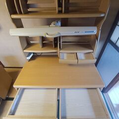 子供用学習机、ワゴン、椅子の画像