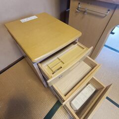 子供用学習机、ワゴン、椅子の画像