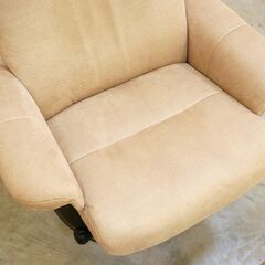 ≪zyt2541ジ≫ 新城家具販売 パーソナルチェア Argo/アルゴ オットマン付属 現状品 ベージュ系 1人掛け/リクライニングチェア/中古家具/宮城県仙台市 71030-01の画像