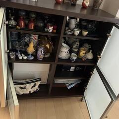 ガラスドアの収納家具の画像