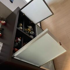 ガラスドアの収納家具の画像