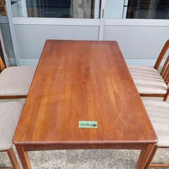 カリモク家具のダイニングテーブルとダイニングチェアの画像